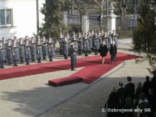 VePBA pri plnch vojenskch poctch premirke Chorvtskej republiky