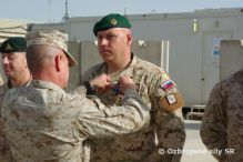 Dstojnci z velitestva RC South ocenen medailami NATO