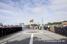 Vyplávanie fregaty nemeckého námorníctva z mesta Wilhelmshaven