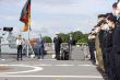 Vyplávanie fregaty nemeckého námorníctva z mesta Wilhelmshaven