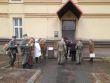 Účastník SNP medzi príslušníkmi 11.mechanizovaného práporu