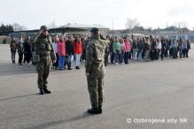 Stredoškoláci privoňali k vojenskému chlebíku