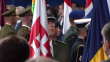Príslušník ČS PSR vlajkonosičom počas Summitu NATO 2016