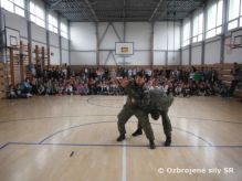Nitrianski vojaci predviedli ukážky na základnej škole