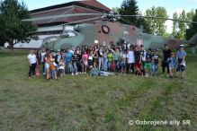 Deti vo vrtuľníkovom krídle